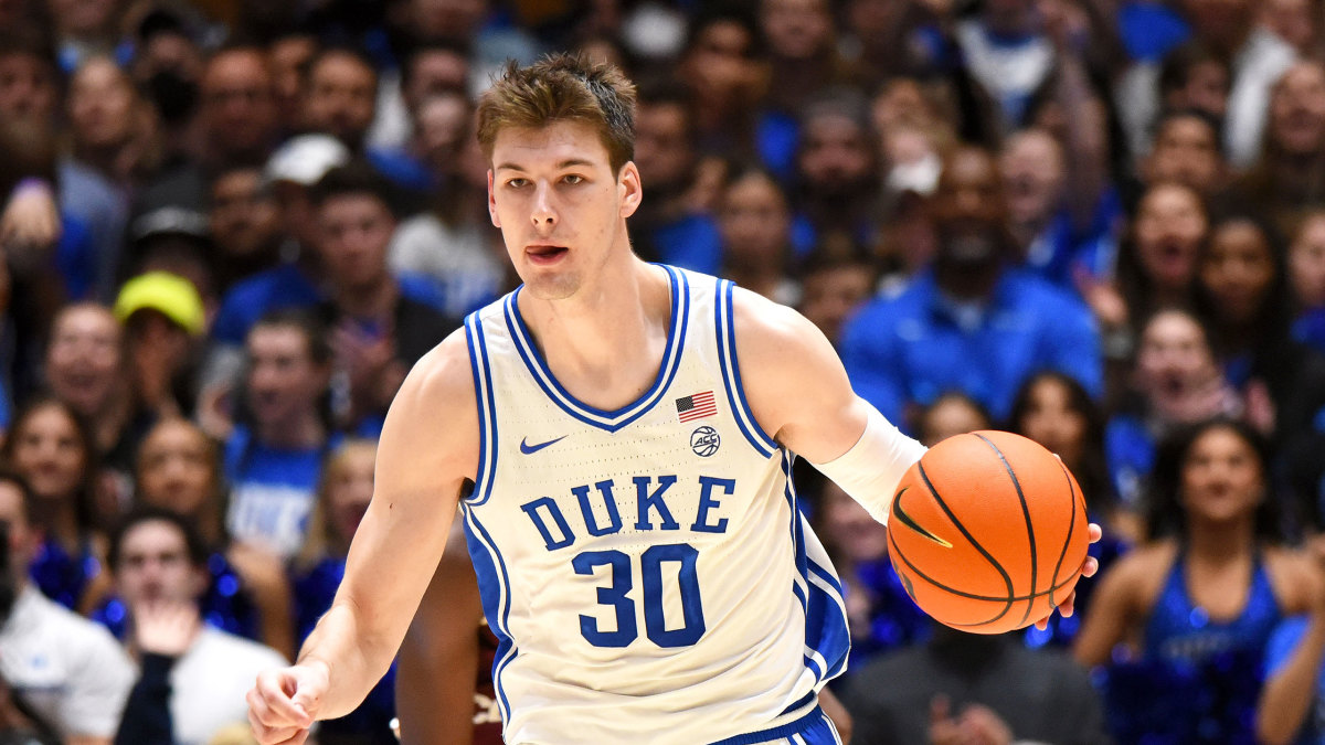 Duke’s Kyle Filipowski dribbles